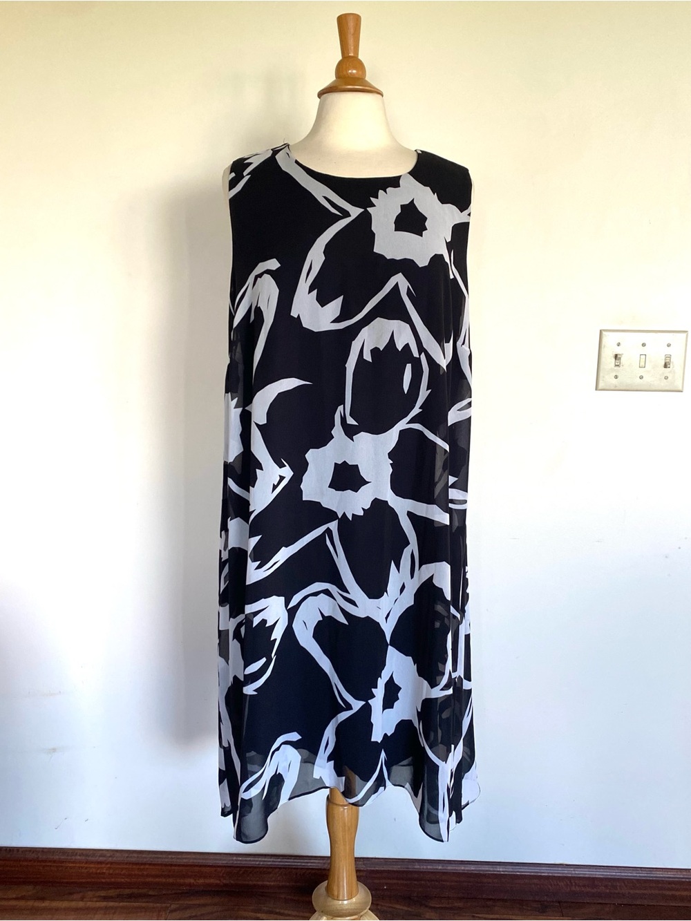 Vince Camuto Black  & Light Grey Floral Shift Dress Size 2X